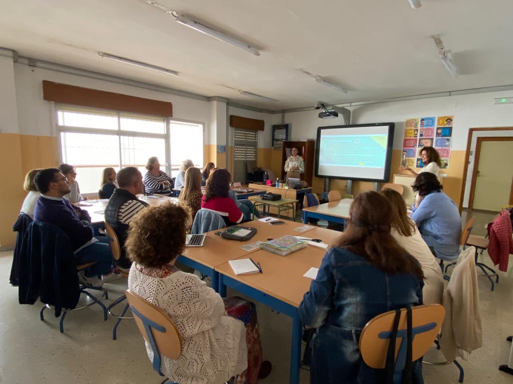 CEPJAEN1's tweet photo. El claustro del CEIP PONCE DE LEÓN DE Torrededonjimeno, hace su recorrido formativo en SENSIBILIZACIÓN A LAS COMUNIDADES DE APRENDIZAJE. 
Hemos trabajamos actuaciones educativas de éxito y las fases de transformación del centro a CdA. Gracias a por vuestra implicación. https://t.co/dqzww7xnBr