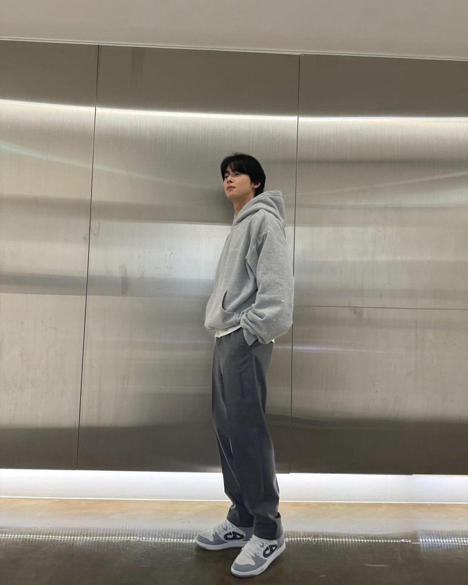 warloxrd's tweet photo. #.Dior #.DiorB57 https://t.co/ZJAF535t19