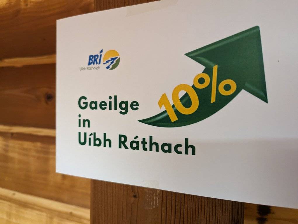 BriUibh's tweet photo. Cruinniú eolais - míle buíochas le gach éinne a tháinig!
⭐️méadú 10% ar líon na gCainteoirí Laethúla Gaeilge i nGaeltacht Uíbh Ráthaigh;
⭐️75% de na daoine i gCiarraí Theas a dhein ár suirbhé: le 4 bliana tá níos mó daoine ann a labhrann siad Gaeilge leo. https://t.co/APsTsp6FTy