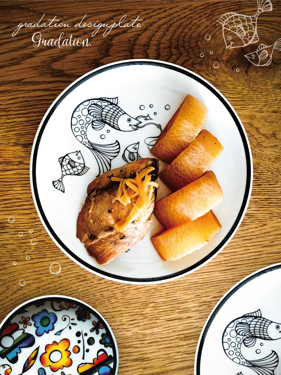 shop_gradation's tweet photo. お魚プレートには何と言ってもお魚料理🙌
19cmのお魚プレート🐠🫧🎣
新作、11cmお花柄の豆皿🌷🌿

磁器食器なので電子レンジや食洗機対応と使いやすくなっております💡
12月のイベントで販売ですー☺️

#グラデーション #色鉛筆 #お魚 #デザインプレート #豆皿 https://t.co/tHTezaUgBs