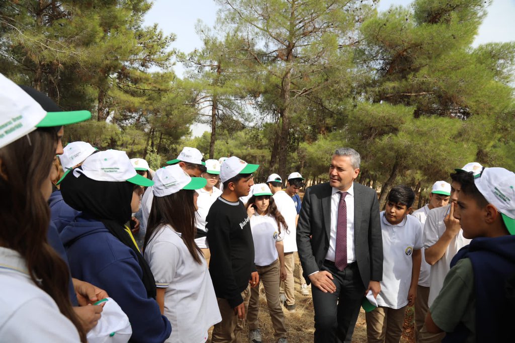 Valimiz Sayın Kemal Çeber, Şehitkâmil Belediye Başkanı Sayın Rıdvan Fadıloğlu, İl Millî Eğitim Müdürümüz Yasin Tepe ve Orman İşletme Müdürü Veli Topçu Türkiye Cumhuriyeti’nin 💯. Yılı 🄷🄰🅃🄸🅁🄰 🄾🅁🄼🄰🄽🄸 𝐹𝑖𝑑𝑎𝑛 𝐷𝑖𝑘𝑚𝑒 𝑇ö𝑟𝑒𝑛𝑖'ne katıldılar.🌱

1️⃣0️⃣0️⃣. yıl