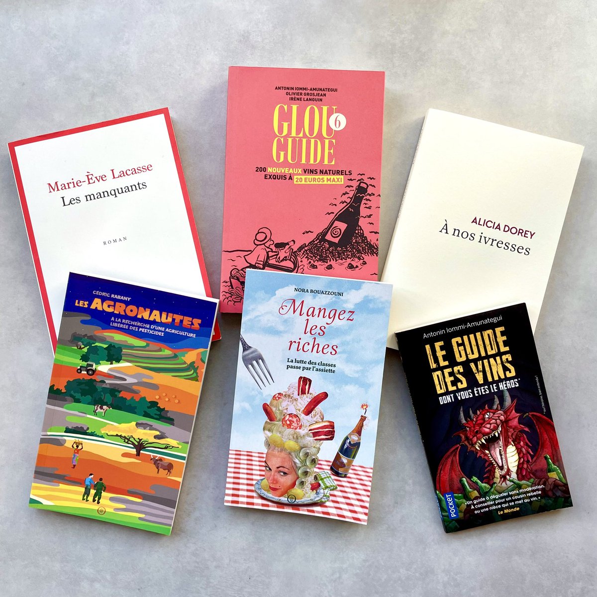 Souslespav's tweet photo. 📚🍷 𝐏𝐚𝐠𝐞𝐬 𝐞𝐭 𝐜𝐞́𝐩𝐚𝐠𝐞𝐬 : voici une partie des livres qui seront en dédicace les 4 &amp; 5 novembre au sein du salon “Sous les pavés la vigne” à Lyon !

🎟 https://t.co/vrqOCjpHMh

#slplv #livre #dedicace #vinnaturel #vin #salondesvins #lyon #lyon2 #naturalwine https://t.co/P5aIRe35uV