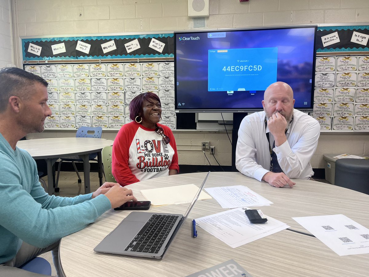 HMC1_RWLC's tweet image. 👋 Principal Beatty takes a moment to connect with our students, staff, and families, helping to build a caring and supportive school community. 🏫🌟 #StudentConnection @HMC1Proud #SchoolCommunity