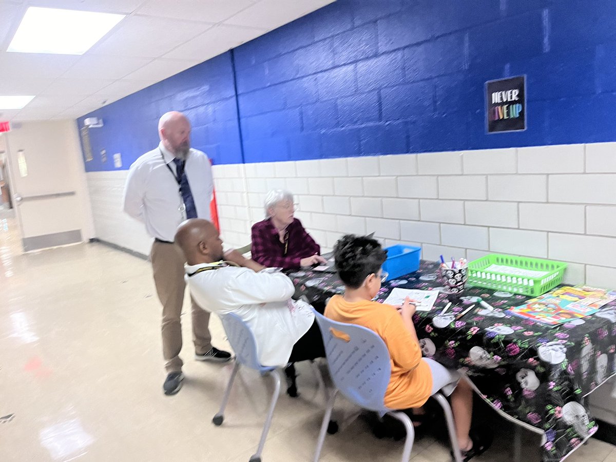 HMC1_RWLC's tweet image. 👋 Principal Beatty takes a moment to connect with our students, staff, and families, helping to build a caring and supportive school community. 🏫🌟 #StudentConnection @HMC1Proud #SchoolCommunity