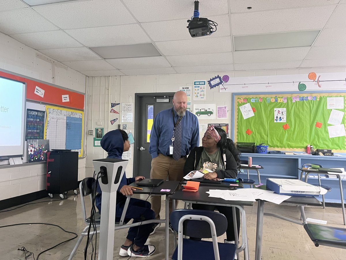 HMC1_RWLC's tweet image. 👋 Principal Beatty takes a moment to connect with our students, staff, and families, helping to build a caring and supportive school community. 🏫🌟 #StudentConnection @HMC1Proud #SchoolCommunity