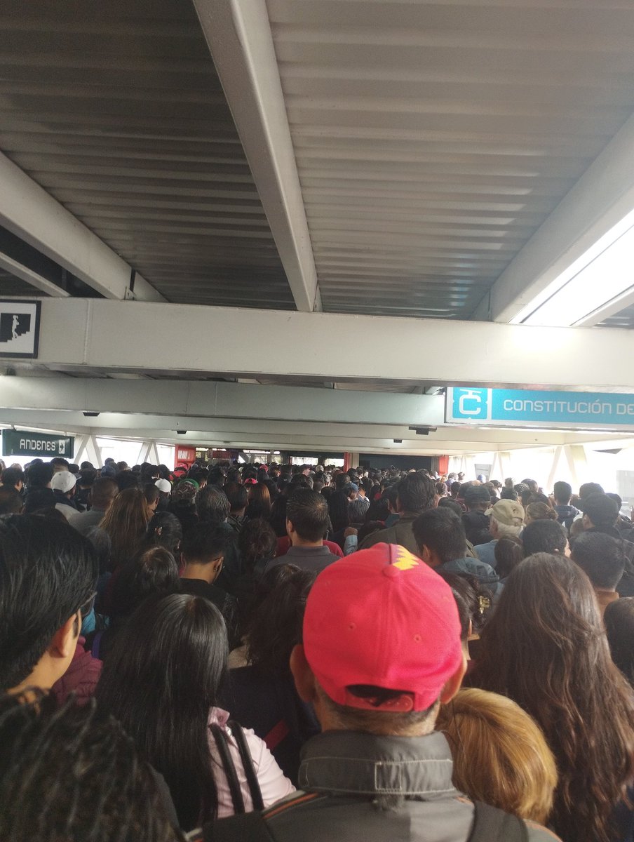 Thdz97's tweet photo. @guiametromx No dejan el paso en los torniquetes, llevo 14 min. https://t.co/c1X7hx7ac9
