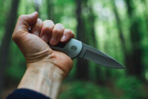 Statt bestimmte Messer zu verbieten oder deren Tragen, sollte man gewaltbekannten Personen individuelle Waffenverbote erteilen. Werden die dann mit irgendeiner Waffe (auch Messer) erwischt, wird die Strafe härter und schreckt ab.
#NextGuneration
german-rifle-association.de/messergewalt-g…