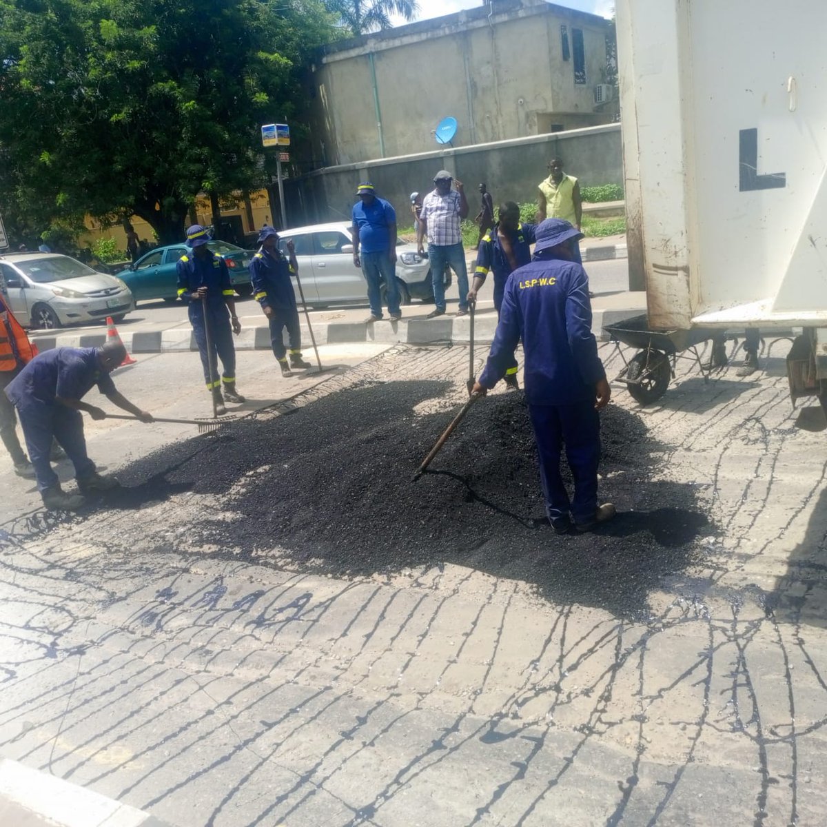 followlastma's tweet image. 12:35PM]
#Ikoyi_Falomo
#Flashupdate
There&apos;s ongoing road rehabilitation works by @LSPWC_Official at Alexander r&apos;abt hence the counterflow from Lateef Jakande junction towards Alexander r&apos;abt .
Traffic busy from Parkview and Bourdillon road.
@trafficbutter @TrafficChiefNG