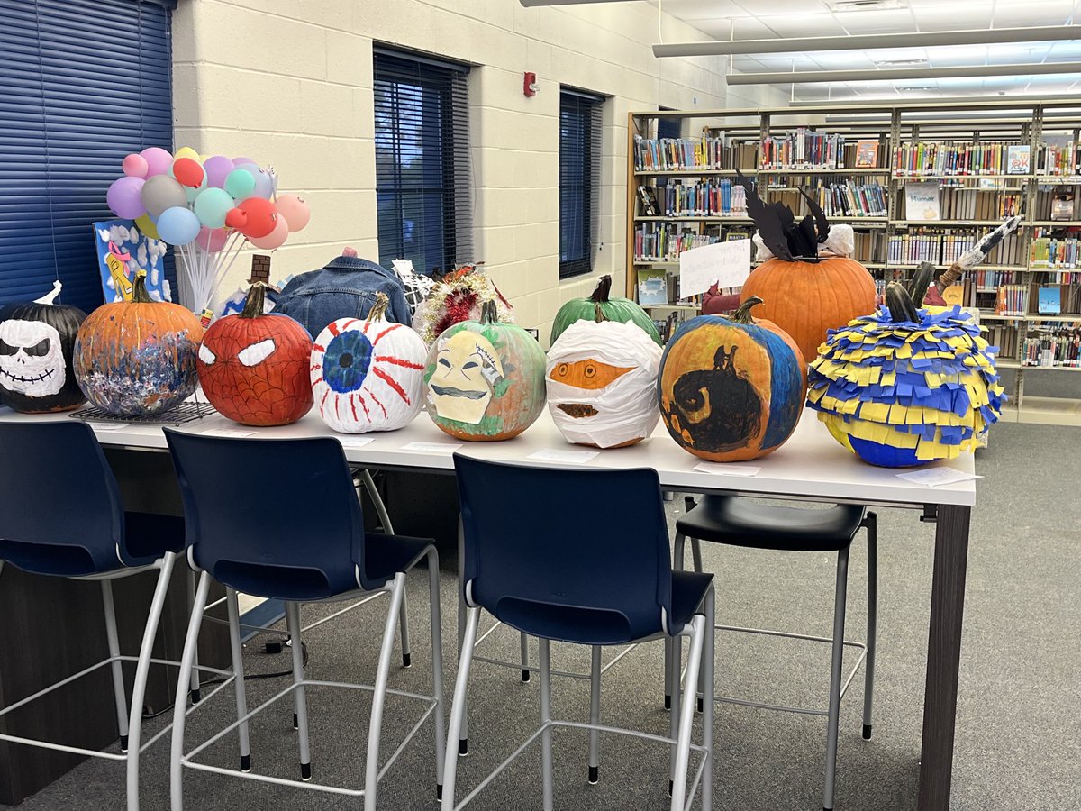 dhiggs_32's tweet photo. Thank you Meijer for donating pumpkins so our homerooms could have a no carve pumpkin decorating contest. We have some pretty creative wildcats!! Next week we will announce the winners but all homerooms did a great job! @ROUNDLAKEMIDDLE #RLMSpride @rlasdistrict116 https://t.co/Dvy8di00tS