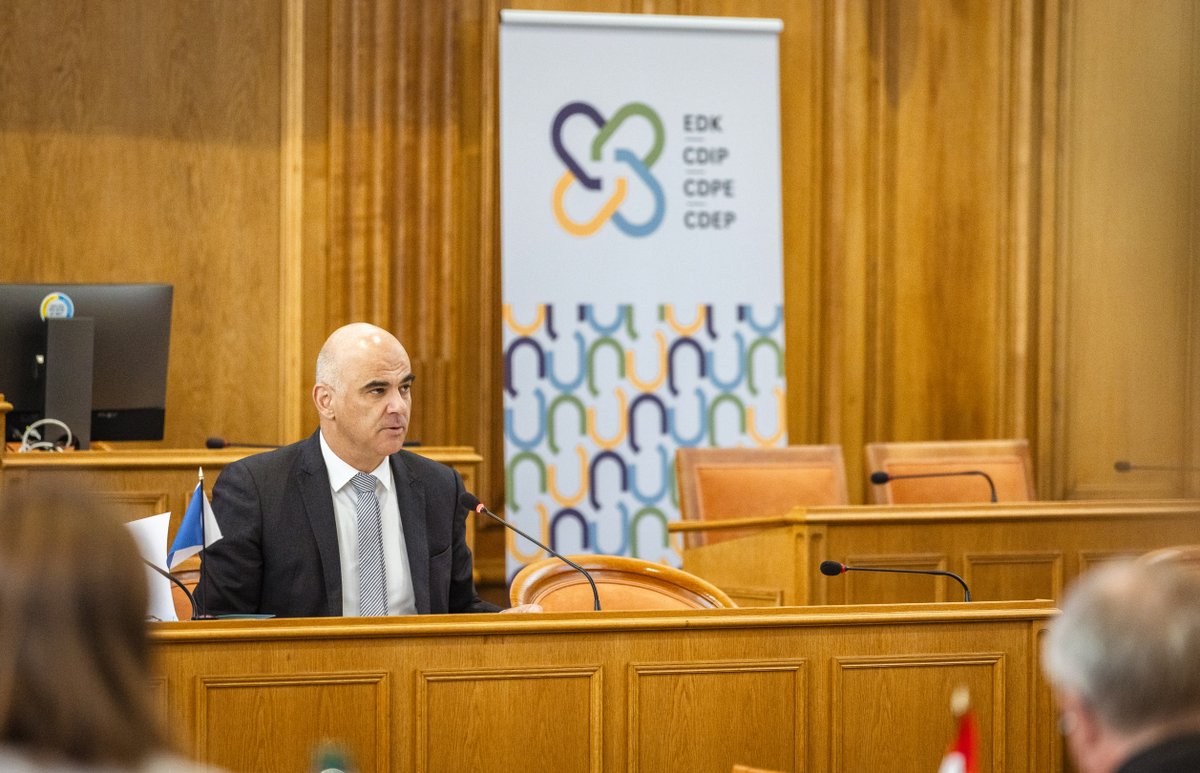 Etat_Neuchatel's tweet photo. Vendredi, c’était au tour du président de la Confédération, le conseiller fédéral Alain Berset, de nous faire l'honneur d'être de passage au Château de Neuchâtel à l'occasion de l’Assemblée annuelle de la #CDIP. @alain_berset @EDI_DFI https://t.co/6CGuypI84A