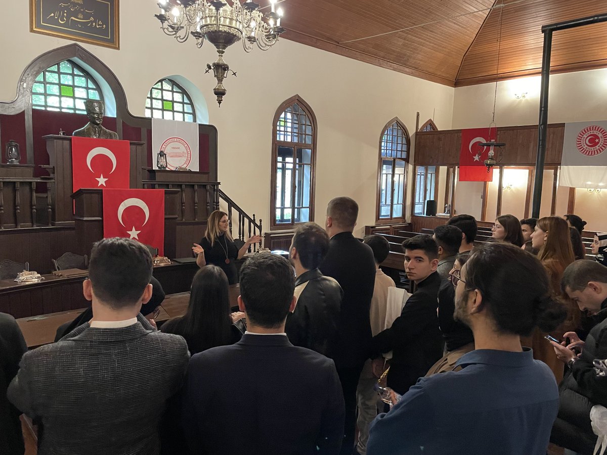 Ardından Atatürk'ün "Büyük Millet Meclisi, Türk Milletinin asırlar süren arayışlarının özü ve onun bizzat kendisini idare etmek şuurunun canlı bir timsalidir.” sözleriyle işaret ettiği "Hakimiyet milletindir." ilkesiyle Cumhuriyetimizin ilan edildiği 1.TBMM binası ziyaret edildi.