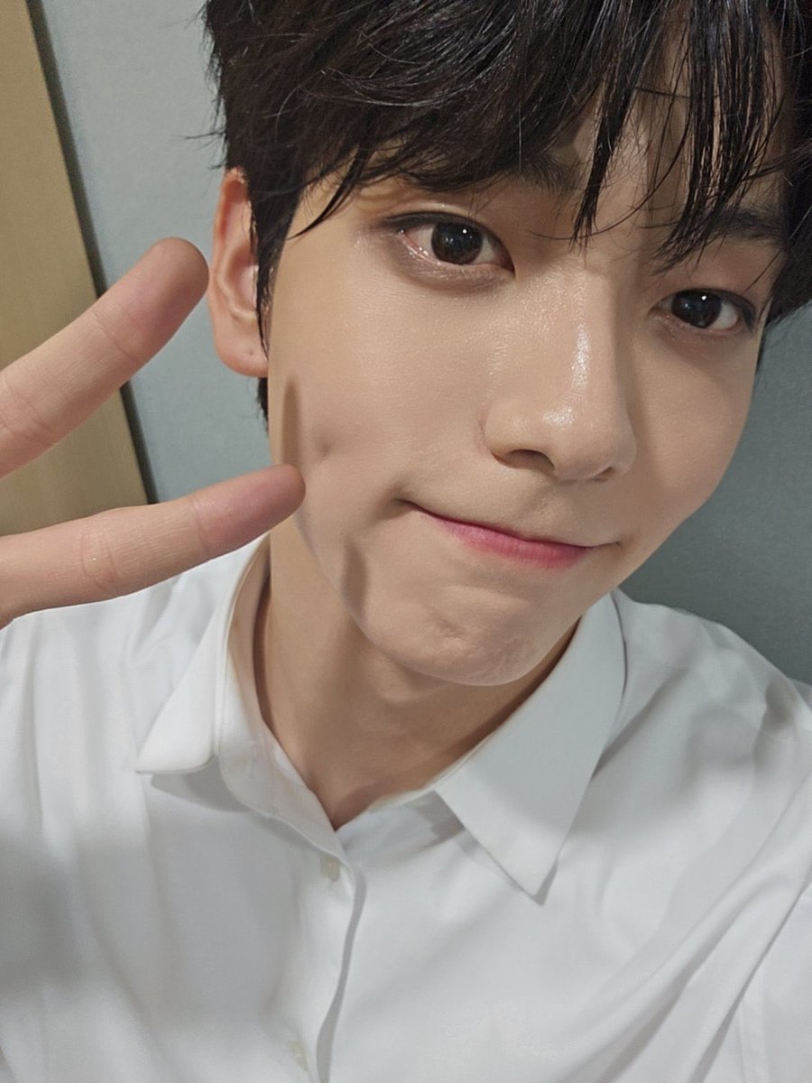 translatingTXT's tweet photo. @TXT_members trans: such a valuable and happy day! thank you so much, i was really shocked while giving the acceptance speech earlier so i couldn’t mention it well enough but moas, i love you 🥰

#SOOBIN https://t.co/TFDuSd4Ey6