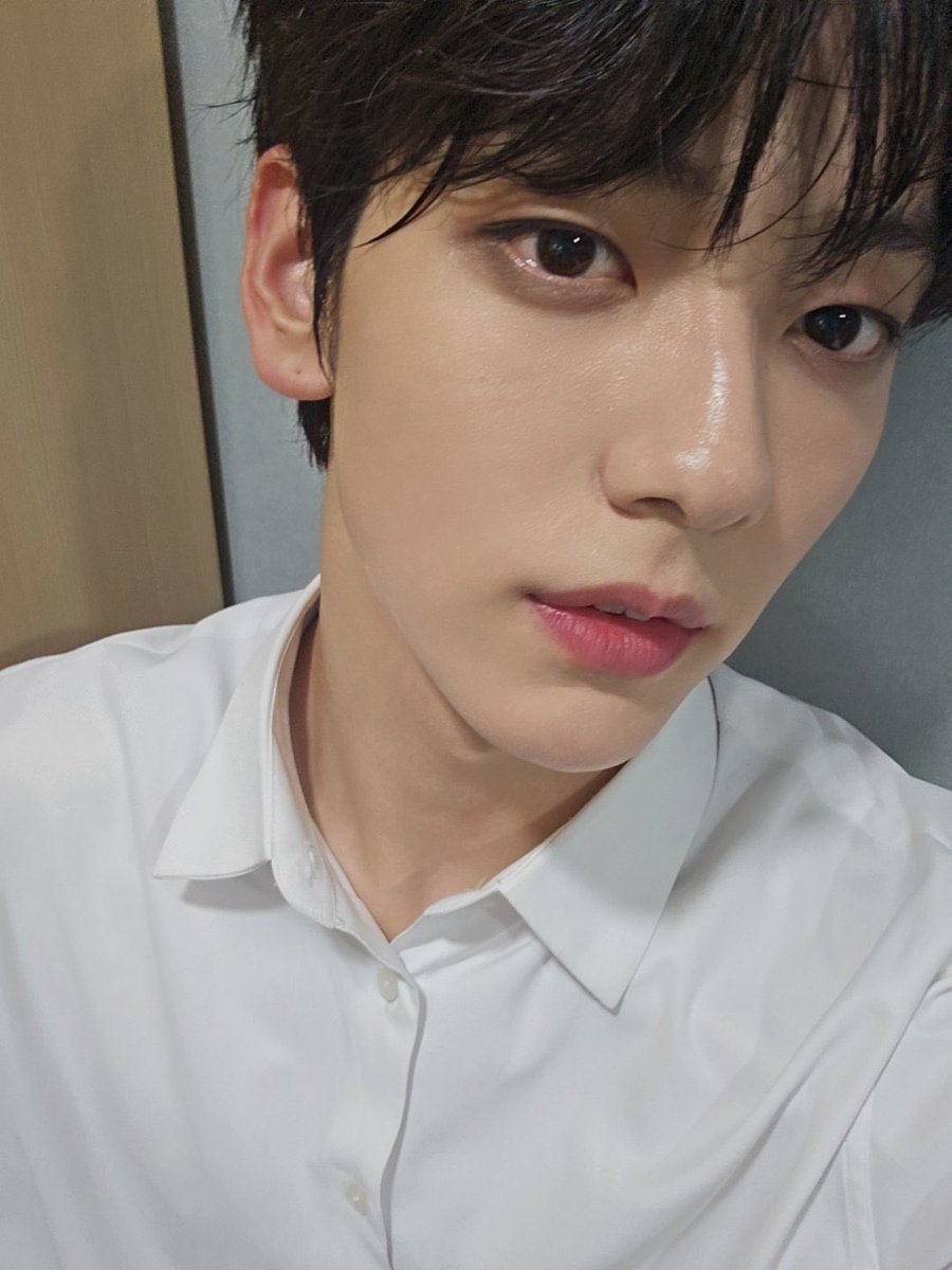 translatingTXT's tweet photo. @TXT_members trans: such a valuable and happy day! thank you so much, i was really shocked while giving the acceptance speech earlier so i couldn’t mention it well enough but moas, i love you 🥰

#SOOBIN https://t.co/TFDuSd4Ey6