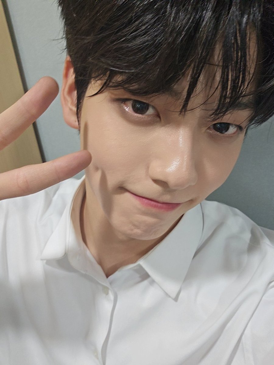 translatingTXT's tweet photo. @TXT_members trans: such a valuable and happy day! thank you so much, i was really shocked while giving the acceptance speech earlier so i couldn’t mention it well enough but moas, i love you 🥰

#SOOBIN https://t.co/TFDuSd4Ey6