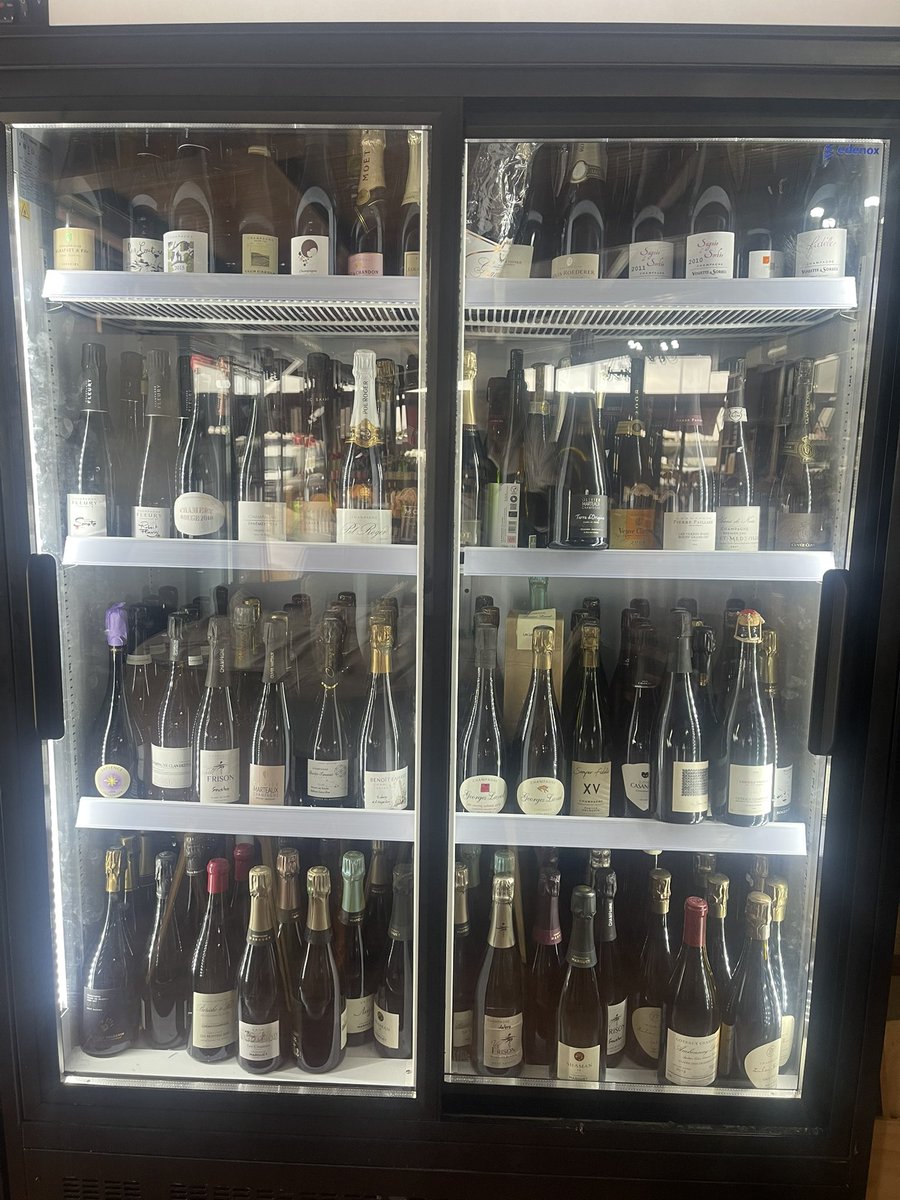 LasEsparteras's tweet photo. #ChampagneDay en @LasEsparteras 
19 #GrandesMaisons
48 #ChampagnedeVigneron
315 #Referencias
🎉🎊🍼��🍾🍾🥂🥂🥂 https://t.co/y1ileeupkY