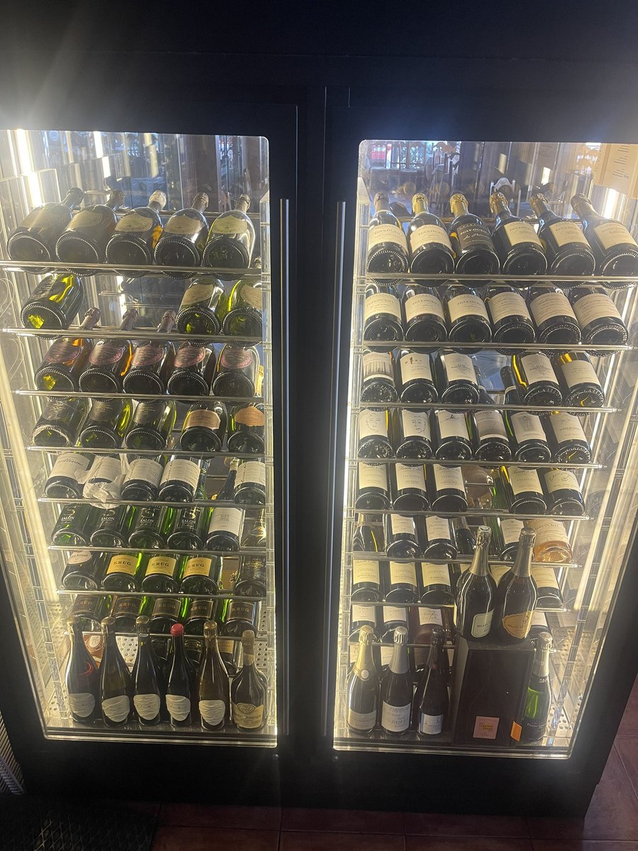 LasEsparteras's tweet photo. #ChampagneDay en @LasEsparteras 
19 #GrandesMaisons
48 #ChampagnedeVigneron
315 #Referencias
🎉🎊🍼��🍾🍾🥂🥂🥂 https://t.co/y1ileeupkY
