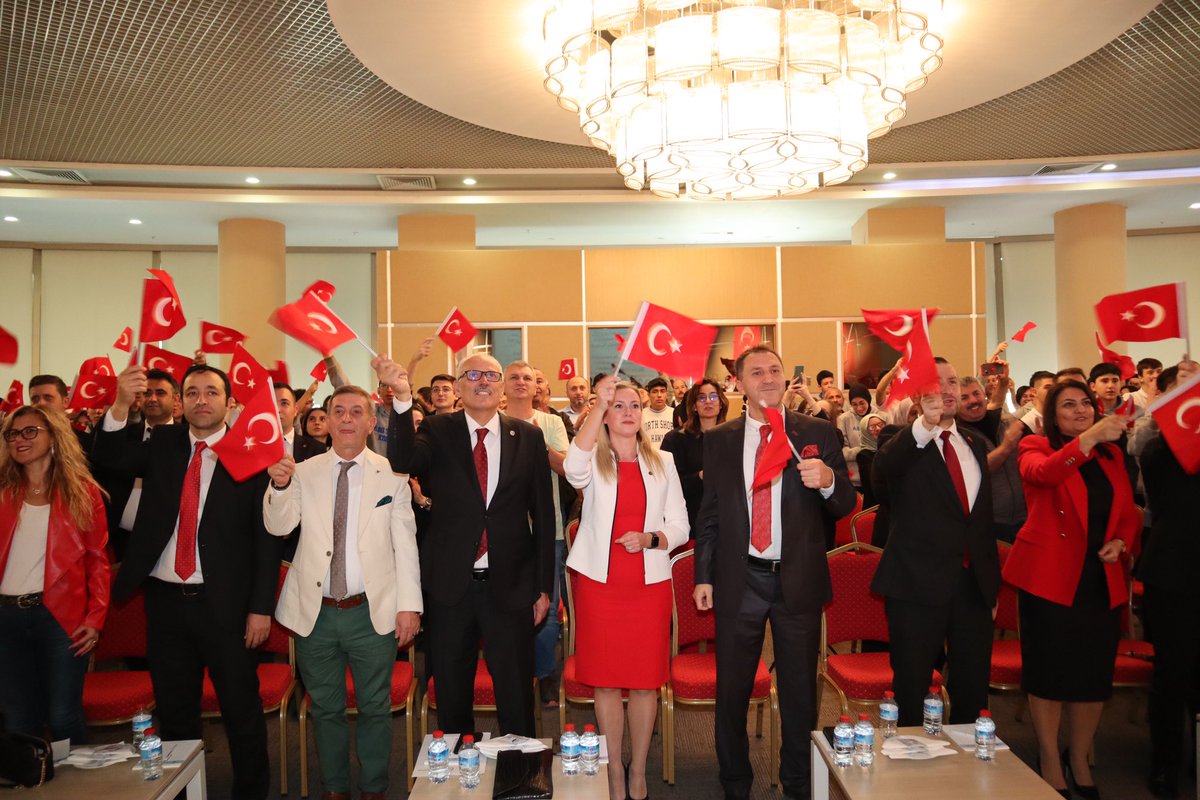 ASOKurumsal's tweet photo. ASO Teknik Koleji’nde Cumhuriyet coşkusu… 

ASO Teknik Koleji’nde Cumhuriyet’in 100. Yılı dolayısıyla düzenlenen programa Ankara Sanayi Odası Yönetim Kurulu Üyesi Burcu Özbozkurt, ASO 1. OSB Bölge Müdürü Cüneyt Çalık, öğrenciler, öğretmenler ve okul yöneticileri katıldı. ASO Yönetim Kurulu Üyesi Özbozkurt yaptığı konuşmada, “Cumhuriyetimizin ikinci yüzyılında; çağdaş, bilimsel gelişmelerin ışığında ilerleyerek, her alanda teknolojiden istifade ettiğimiz bir ülke olmak için hep beraber gayret etmemiz gerekiyor” dedi. ASO Teknik Koleji’ndeki Cumhuriyet coşkusu, öğrencilerin gösterileri ve marşlarla devam etti.

@ASOTeknikKoleji 

#ASOnun60yılı #Cumhuriyetimizin100yılı #sizüretinbizyanınızdayız #herfabrikabirkaledir #bugururhepimizin #ekolojiksanayikültürü #BaşkentinSanayiindenSanayininBaşkentine #ankarasanayiodası