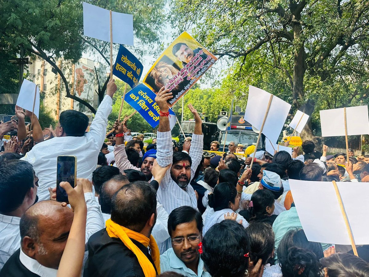 98Aap's tweet photo. मोदी की तानाशाही एवं सांसद @SanjayAzadSln जी की गिरफ्तारी के ख़िलाफ़ AAP कार्यकर्ताओं का प्रचंड प्रदर्शन🔥

          *श्रीचंद वोहरा* 
पूर्व अध्यक्ष बदरपुर विधानसभा
आम आदमी पार्टी https://t.co/mWKjHBg216