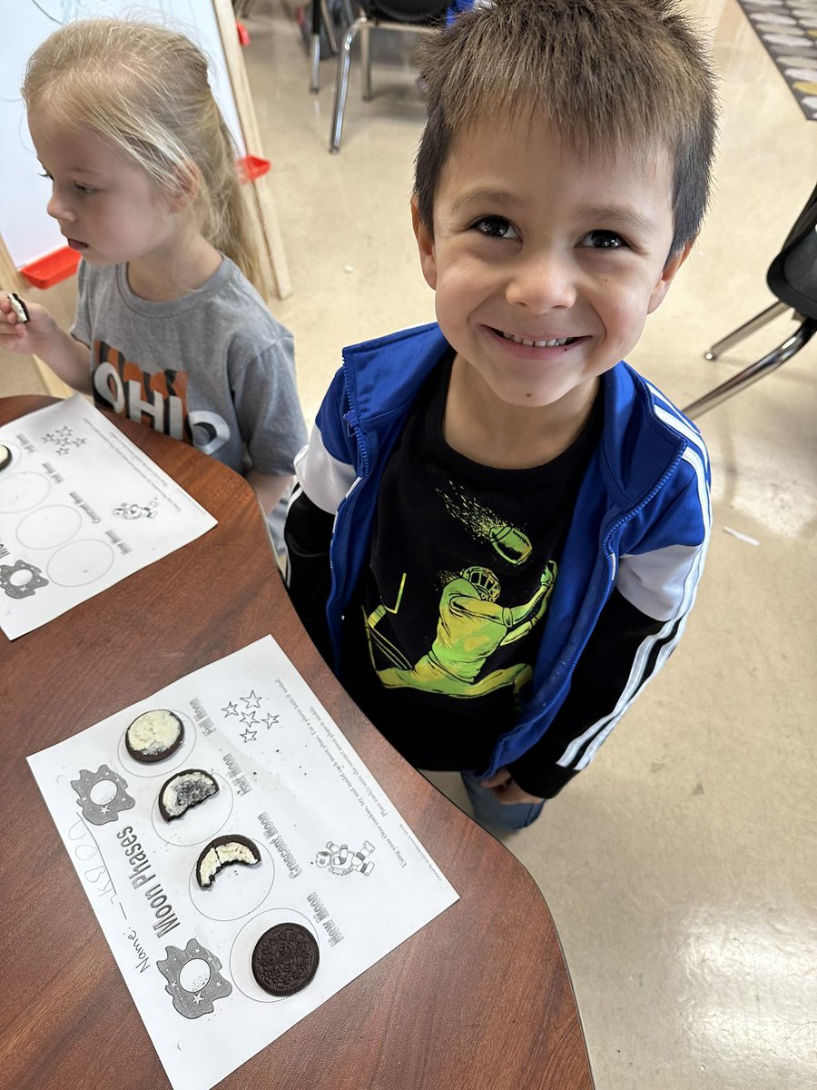 HarterKdg's tweet photo. A little yummy fun as we learn about phases of the moon! @WyandotECS https://t.co/1vi3jdL8E9