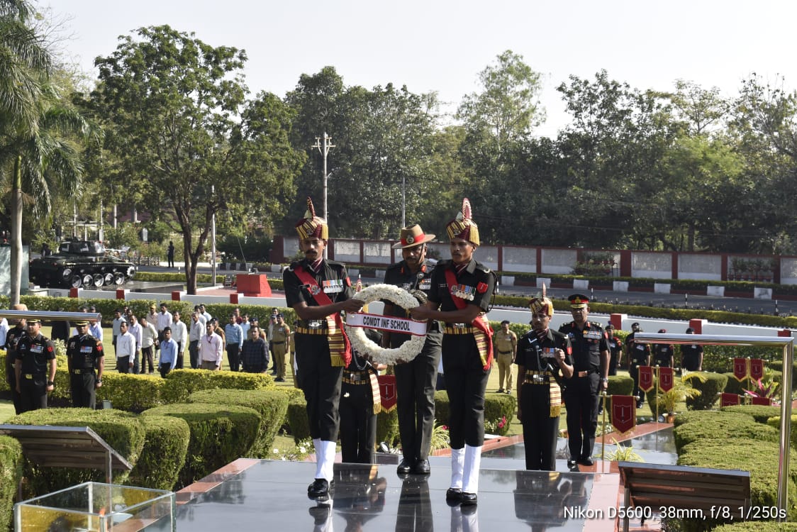 PRODefPune's tweet image. Lt Gen PN Ananthanarayanan , AVSM, SM #Commandant &amp;amp; All Ranks of #TheInfantrySchool, #Mhow extend Warm Greetings &amp;amp; Best Wishes to All Ranks , Veterans, Defence Civilians &amp;amp; Families of The Infantry School, Mhow on the occasion of #InfantryDay.
