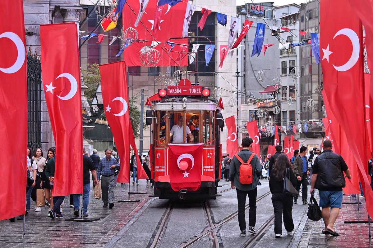 İstiklal Caddesi Türk bayraklarıyla süslendi.