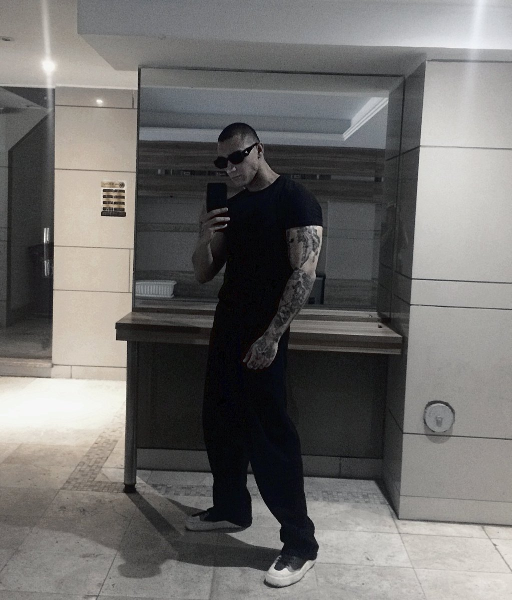 berahamm's tweet photo. کاراکتر ماتریکس 🦾🕶 https://t.co/eRQO4z1WsO