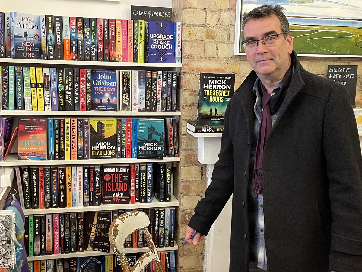 gordonwise's tweet image. #Barbican (aka Slough House) comes to #Frinton for @FrintonLitFest. A superb evening with Mick Herron last night. Great merchandising, @caxtonbooks. And @LesleyKara, zoom in to check your alphabetisation there!