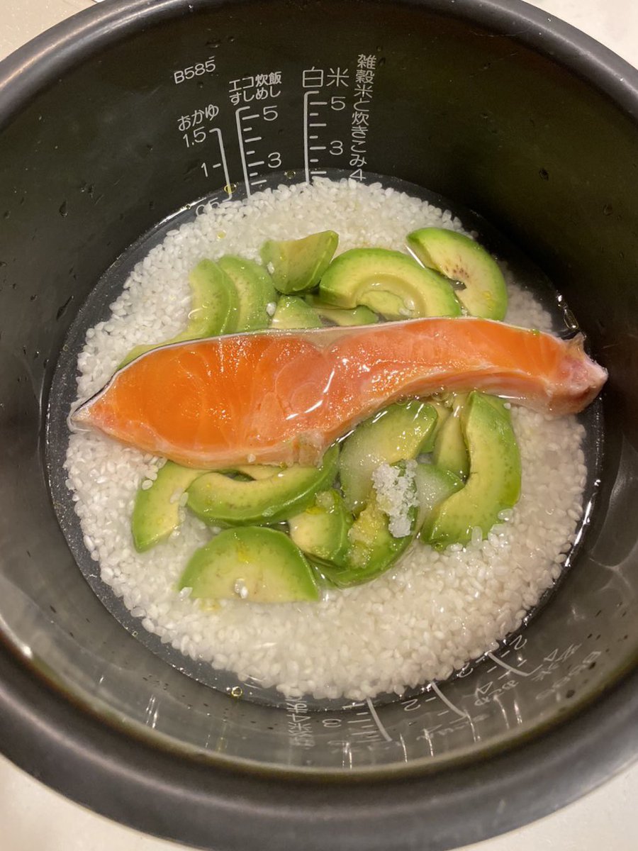 nnnchanpoyon's tweet photo. あまりの美味しさに感動してしまった鮭とアボカドの炊き込みご飯。米2合に鮭、アボカド1個、酒とレモン汁大さじ2、塩小さじ1、オリーブオイルひと回しして炊くだけ。黒胡椒たっぷり振って食べるのがオススメです。 https://t.co/Lzax4NDfGY