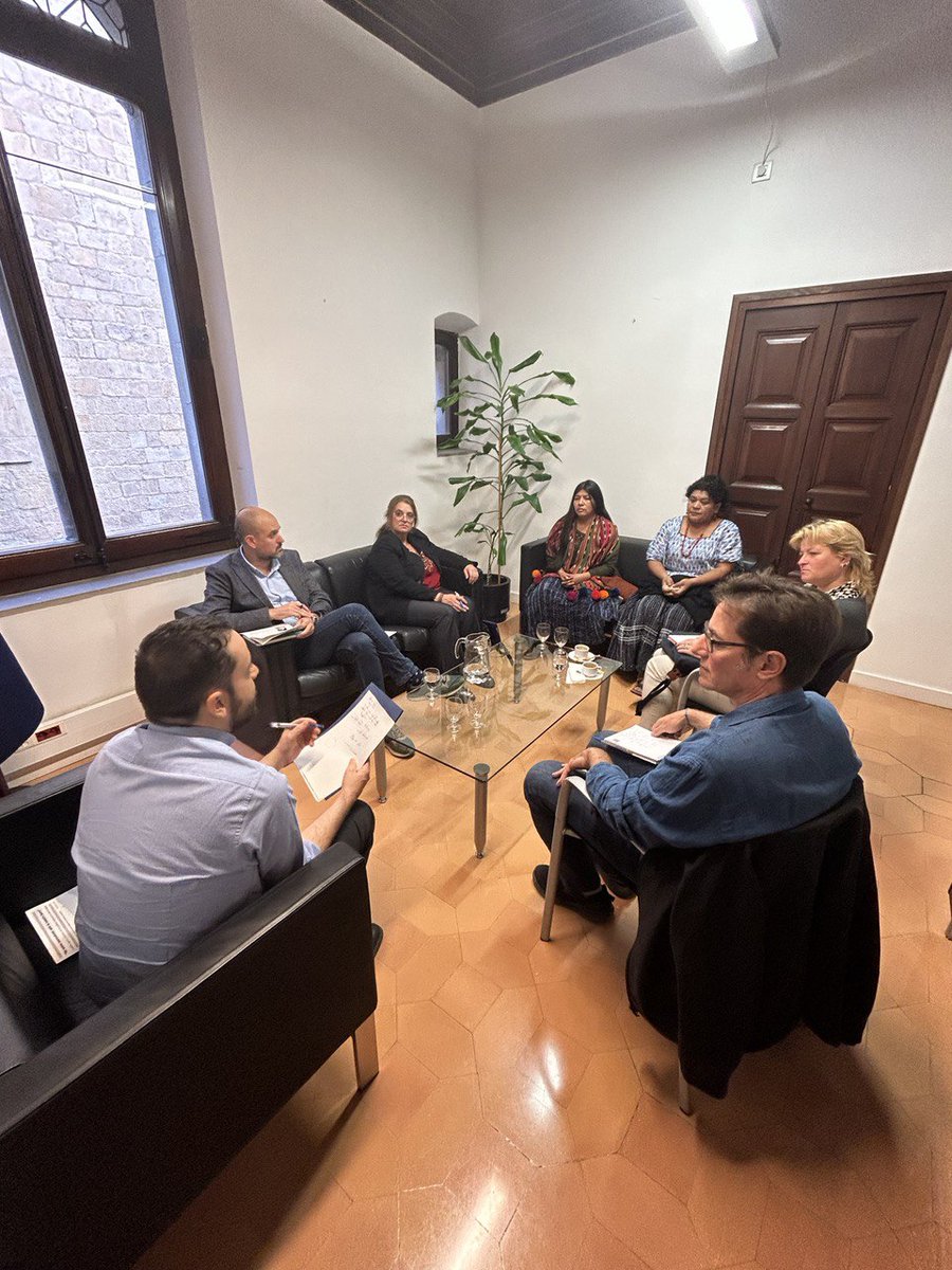 exteriorscat's tweet image. El secretari d'Acció Exterior, Miquel Royo, es reuneix amb les defensores dels drets humans de #Guatemala Sandra Calel @UVOCGUATE i Lesbia Artola @CCDA_Guatemala

👉 Fan una gira d’incidència europea sobre protecció a les #defensoresDDHH, un programa finançat per @cooperaciocat