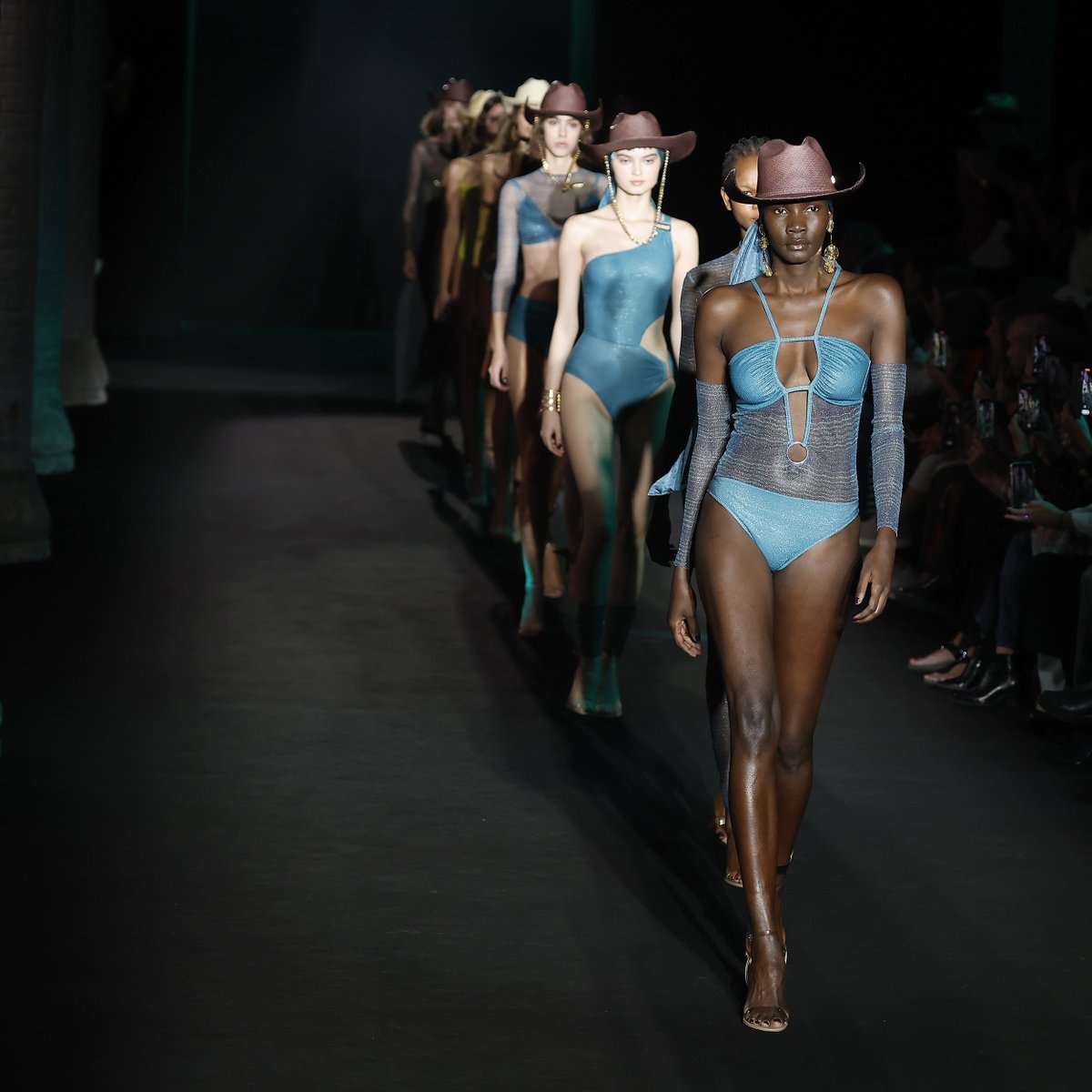 080_bcn_fashion's tweet photo. La col·lecció 'Santa Mònica' captura la sensació de llibertat i amplitud de la costa californiana amb banyadors còmodes per a fer surf i explorar.

#080bcnfashion #fashionweek #fashionshow #guillerminabaeza #32edition #barcelona https://t.co/2antbDjayr