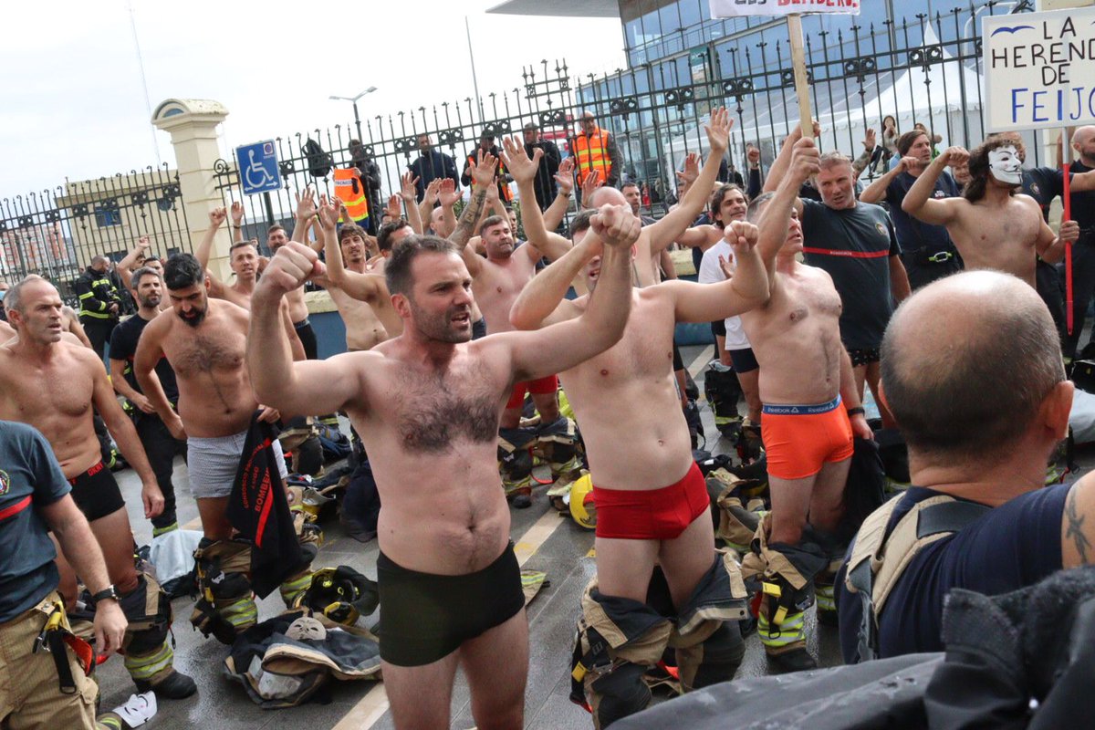 galizaCIG's tweet photo. Denunciamos o desproporcionadísimo despregamento policial na protesta dos #bombeiros comarcais deste venres na #Coruña. Foron identificados e cacheados un a un para poder acceder á zona delimitada para facer a concentración. Rexeitamos este intento de criminalizar a xusta loita deste colectivo e este ataque ao dereito de mobilización