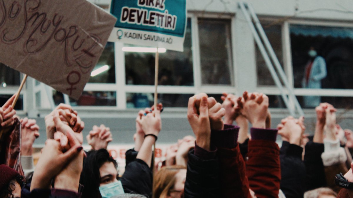 iyi ki çekmişim bu fotoğrafı. “kız kardeşiniz de mi isyan çıkarıyorsunuz?” diyen savcı, zeren ertaş’ın kız kardeşleri burada.