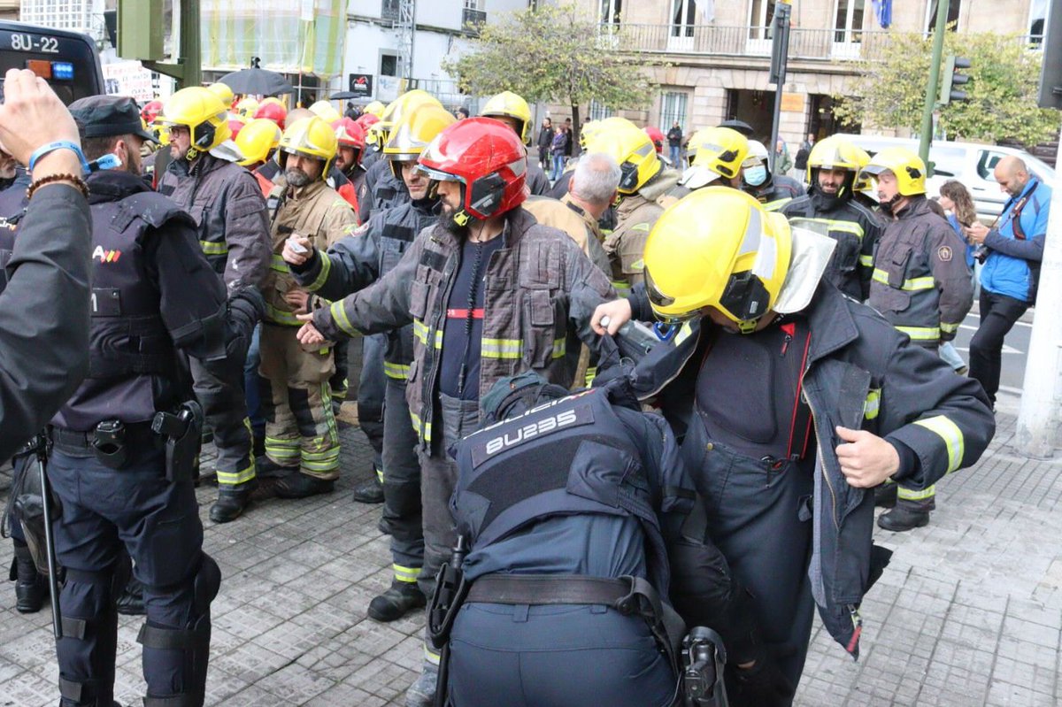 galizaCIG's tweet photo. Denunciamos o desproporcionadísimo despregamento policial na protesta dos #bombeiros comarcais deste venres na #Coruña. Foron identificados e cacheados un a un para poder acceder á zona delimitada para facer a concentración. Rexeitamos este intento de criminalizar a xusta loita deste colectivo e este ataque ao dereito de mobilización