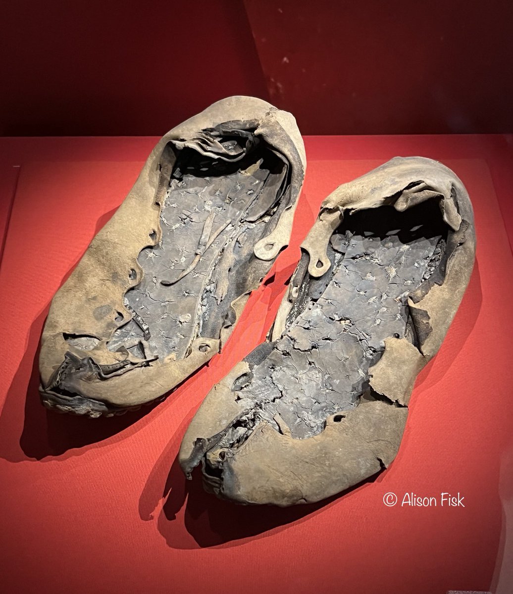 #FindsFriday A pair of leather shoes from Vindolanda Roman fort.

Worn by a man living at the fort about 1,900 years ago!

Excavations at Vindolanda have recovered thousands of individual shoes but very few pairs, making this a rare find.

Chesterholm Museum 📷 2023

#Archaeology