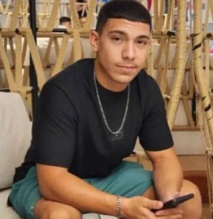 JeremBenhaim's tweet photo. Le 7 octobre, les terroristes du #Hamas sont entrés par effraction dans la maison de la famille Arava.

Noam, le père, a été touché à la jambe puis a été tué avec sa femme Dafna. Le frère aîné, Tomer, 15 ans, a été contraint par les terroristes de faire du porte-à-porte pour faire sortir les gens (ils lui avaient promis avant qu’ils ne leur feraient rien) afin que le #Hamas puisse leur tirer dessus…

Après avoir fini, ils l'ont également exécuté, son corps a été identifié hier.
Quant à ses deux sœurs, elles auraient été kidnappées par les terroristes.

Ils ont diffusé toutes ces actions atroces en direct sur le Facebook d'un membre de la famille. Il n’y a pas de mots assez forts pour qualifier l’horreur vécue par cette famille…

Le monde doit continuer de voir la barbarie et la cruauté des nazis du #Hamas qui n’avaient aucune limite lors de ce 7 octobre.

#DontLookAway #HamasislSIS