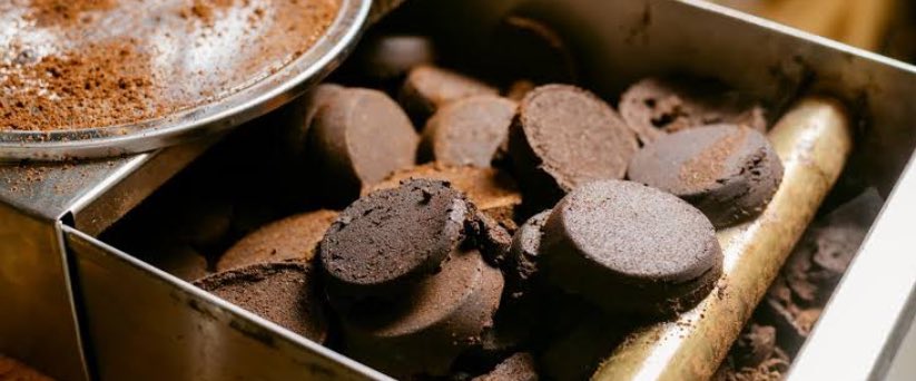 lushacoffee's tweet photo. ☕Don't Toss Those Coffee Grounds! ♻️ Did you know they're versatile beyond your cup? From natural fertilizer for plants, to working wonders as gentle exfoliant for a soft and refreshed skin.Share your favorite #CoffeeGroundHacks below! 🌿 #SustainableLiving #EcoFriendlyTips https://t.co/xLOaIpjtV1