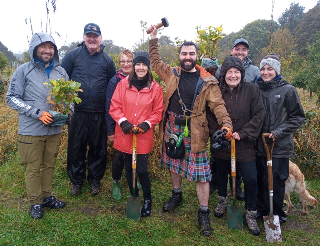 midgov's tweet image. This week, 10 volunteers from @LBGplc joined Midlothian Ranger Service for a day’s tree planting and maintenance at Jubilee Wood, within Vogrie Country Park. It was a bit wet but they managed to plant 90 trees before heading back to the warmth of #Vogrie House. 
Great job! 🌳👏