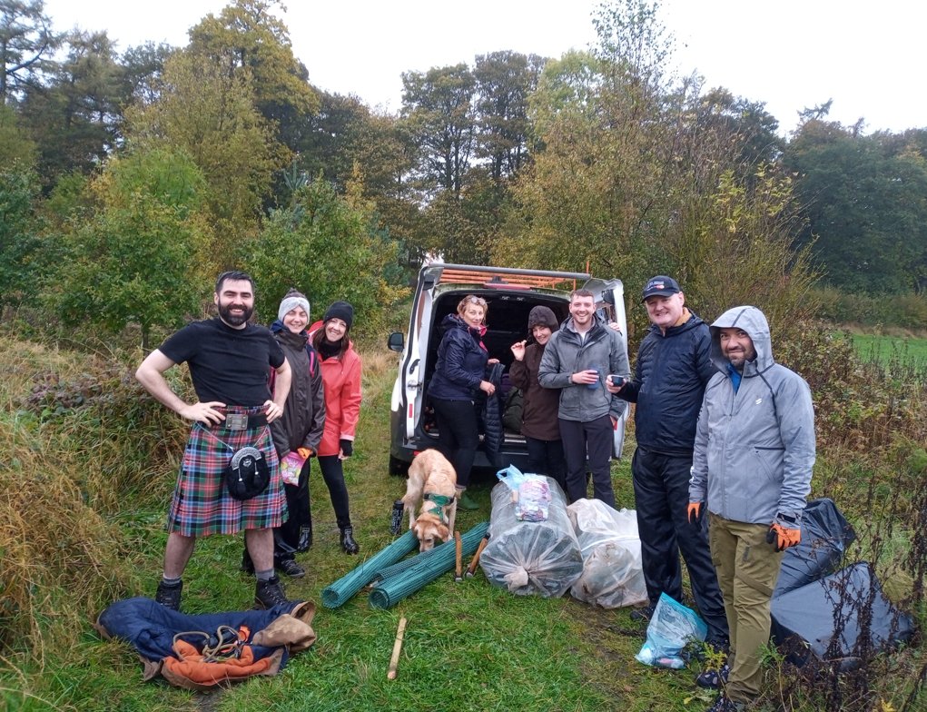 midgov's tweet image. This week, 10 volunteers from @LBGplc joined Midlothian Ranger Service for a day’s tree planting and maintenance at Jubilee Wood, within Vogrie Country Park. It was a bit wet but they managed to plant 90 trees before heading back to the warmth of #Vogrie House. 
Great job! 🌳👏