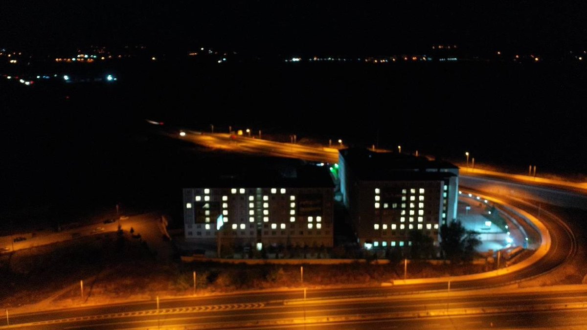 bosunatiklama's tweet photo. Karabük'te bir KYK yurdunda oda ışıklarıyla "100. Yıl" kareografisi yapıldı. https://t.co/K88W8KOcQb