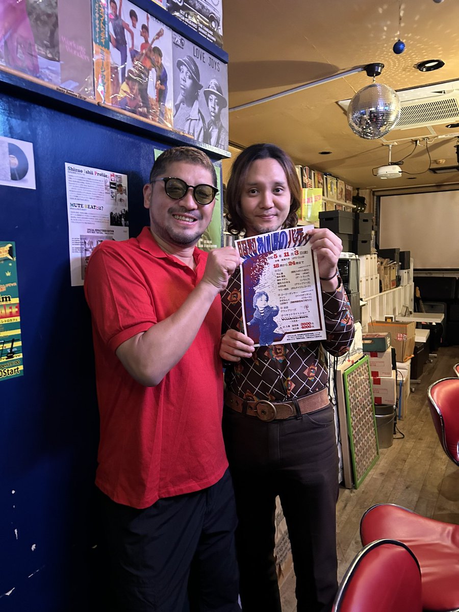 retrocafe1967's tweet photo. 今夜は、
OVER LIGHT SHOW〜大箱屋〜の大場君が来てくれました😎11/3(金)に東高円寺UFO CLUBで昭和あけぼのパーティーというイベントを行うそうです!よろしくお願いします♪ #liquedlight
#overlightshow https://t.co/NLUYSFqrO3