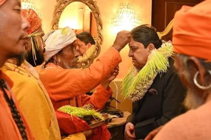 राजा ज्ञानेन्द्रबाट गोरखनाथ योगि श्रीसनाथको हातबाट दशैंको टीका ग्रहण भएको छ। 

बडामहाराज पृथ्वीनारायण शाहलाई गुरु गोरखनाथ बाट प्राप्त आशिर्वादको कारण नेपालको पुन: एकिकरणको सुरुवात भएको मान्यता छ। त्यही गोरखनाथ परम्पराका  हालका उत्तराधिकारी  श्रदेय योगि श्रीसनाथले राजा