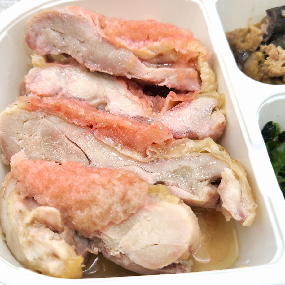 kosetan2018's tweet photo. GOFOOD「梅おろし鶏もも肉ステーキ」を食べました😆👍🍱

たんぱく30gオーバーと筋トレ飯？なゴーフードですが、塩分ひかえめのメニューが多い印象。たんぱく質をがっつりとりたい層には、味濃いめでいいような気もします。今回のメニューは鶏肉はもちろん副菜も味付け。濃い味すきにおすすめです👍 https://t.co/0FpwUbAp8c