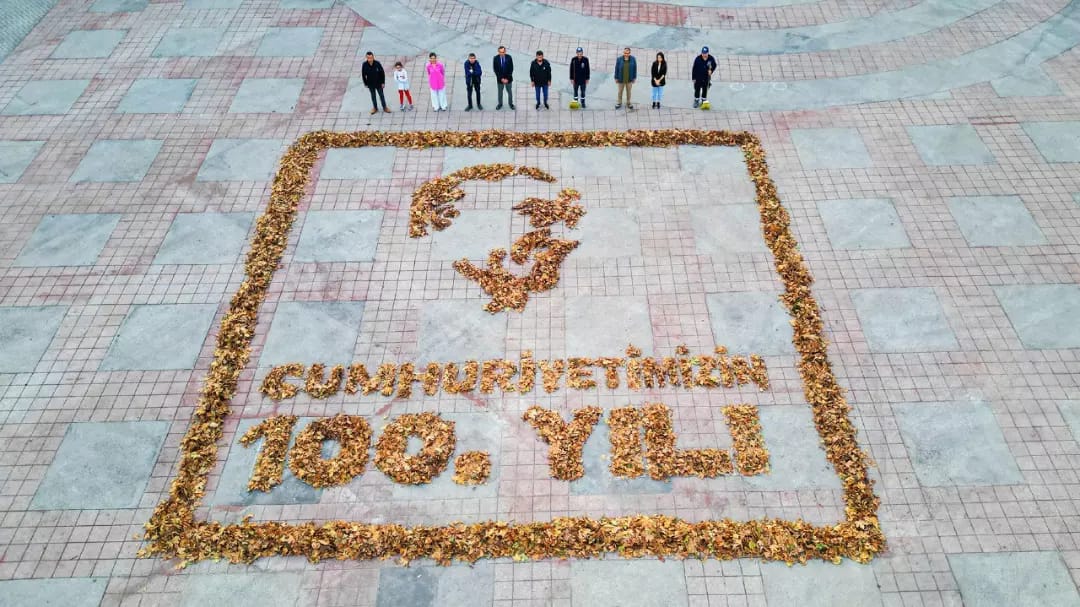 Ordu'nun Fatsa Belediyesi'nde görevli temizlik işçileri, dökülen yapraklardan Atatürk silueti oluşturup altına da 'Cumhuriyetimizin 100. yılı' yazdı.