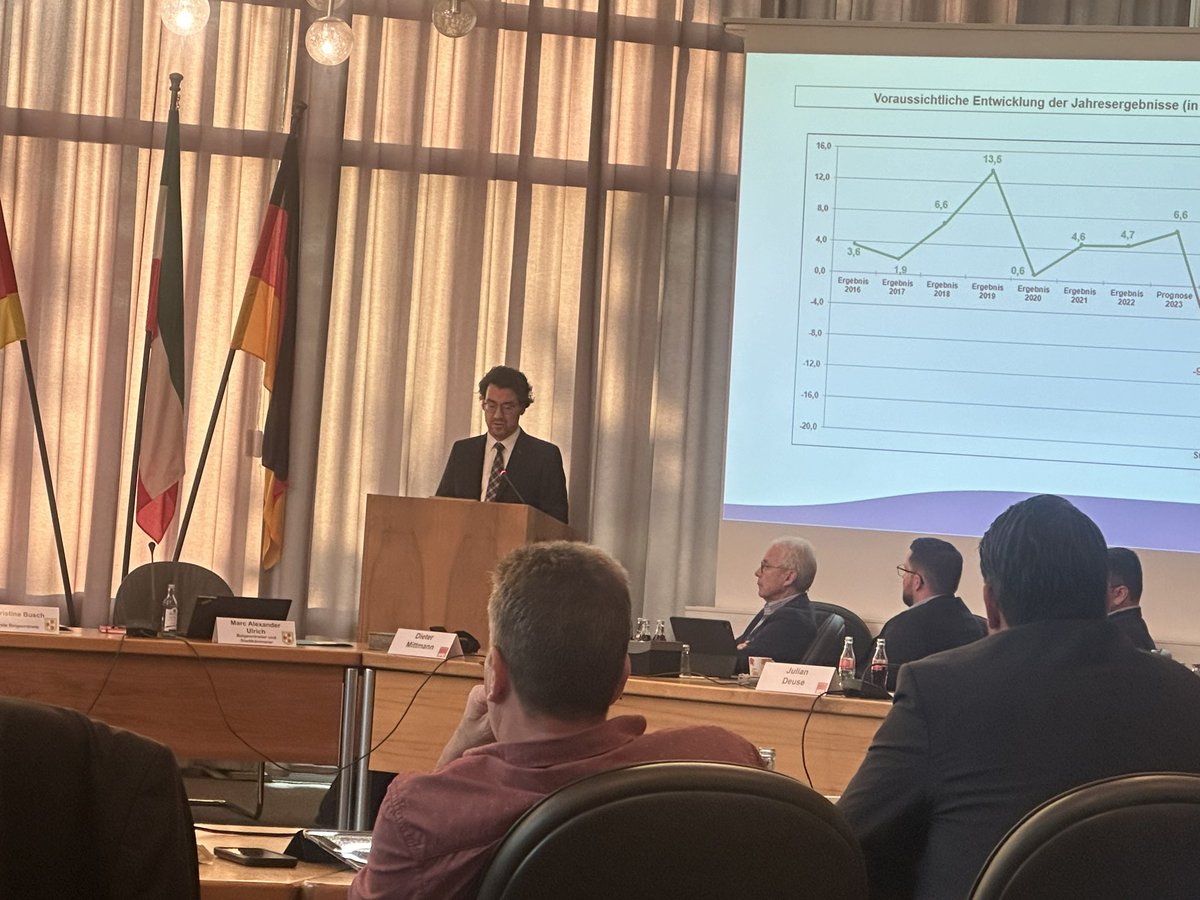 RoScha15's tweet photo. Sitzung des Stadtrates der Stadt Bergkamen. Wichtigster Tagesordnungspunkt: Einbringung des Haushaltsplanentwurfs 2024/2025 durch Kämmerer Marc Alexander Ulrich. Gute Nachricht: der Haushalt ist ausgeglichen, keine Steuererhöhungen vorgesehen! https://t.co/dEueoYCFhJ