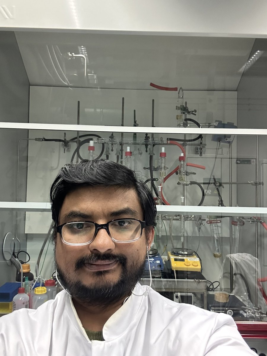 Last day selfie in front of the hood where I worked for the past 3 years at the University of Rostock..! Will be missing @KlinkeLab dearly..! Thank you for everything 🙏🙏