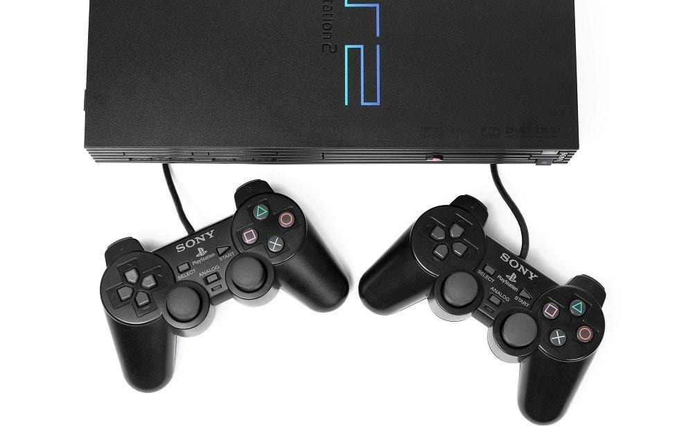 TeKNoticias_'s tweet photo. No dia 26, fez 23 anos que a Sony lançou a #PlayStation2 no mercado dos Estados Unidos. Nos títulos de estreia constam #ArmoredCore2 da @fromsoftware_pr, #MidnightClub da @RockstarGames e #UnrealTournament da @EpicGames.
Qual é o seu jogo favorito da #PS2? 
Partilhe connosco! https://t.co/6mVRiAN69n