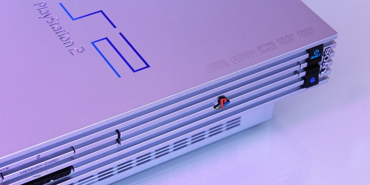 TeKNoticias_'s tweet photo. No dia 26, fez 23 anos que a Sony lançou a #PlayStation2 no mercado dos Estados Unidos. Nos títulos de estreia constam #ArmoredCore2 da @fromsoftware_pr, #MidnightClub da @RockstarGames e #UnrealTournament da @EpicGames.
Qual é o seu jogo favorito da #PS2? 
Partilhe connosco! https://t.co/6mVRiAN69n