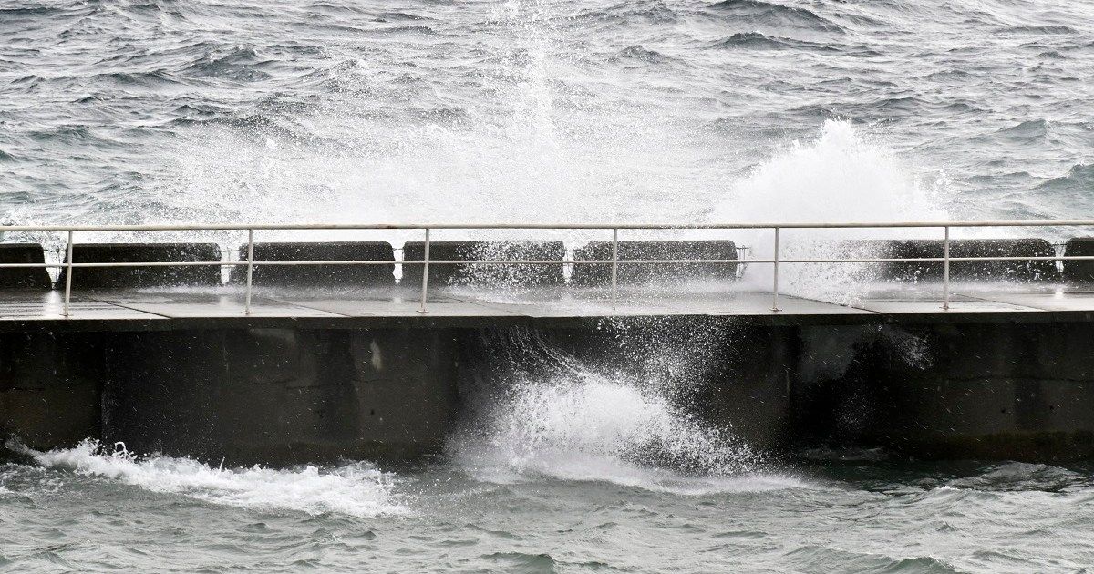Fuertes vientos, lluvias y posibles nevadas en #Bariloche : rigen alertas y cierran senderos buff.ly/3MiwcfW