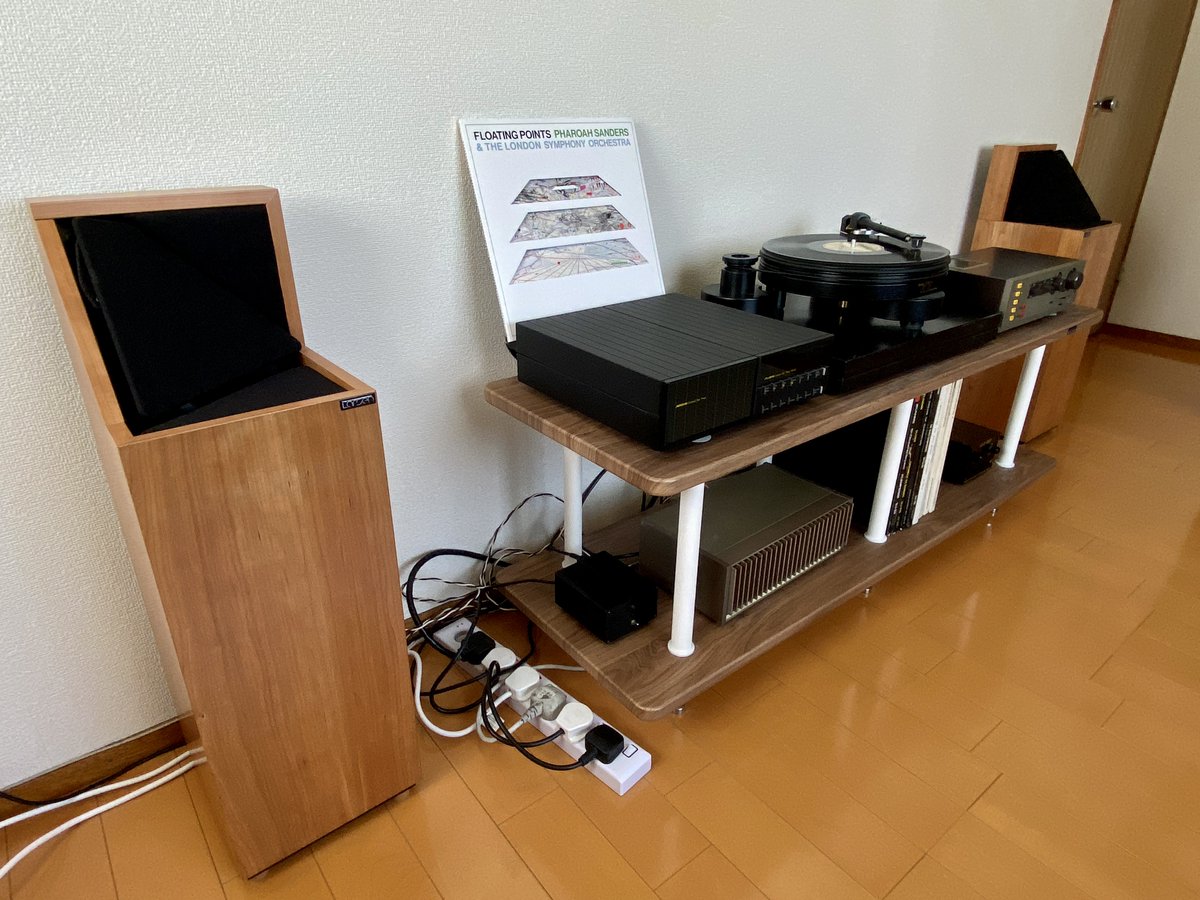 ステレオ11月号の表紙に載っているスウェーデンのスピーカーLarsen Model 6.2を聴く。これは昨年大阪のショーで聴いて息を呑んだ記憶がある。あさっての方向を向いたユニット、セットするなら壁際がいいとか何かと常識外れだけど、この音場感は稀有だ。ファラオの『Promises』はハマっていました。