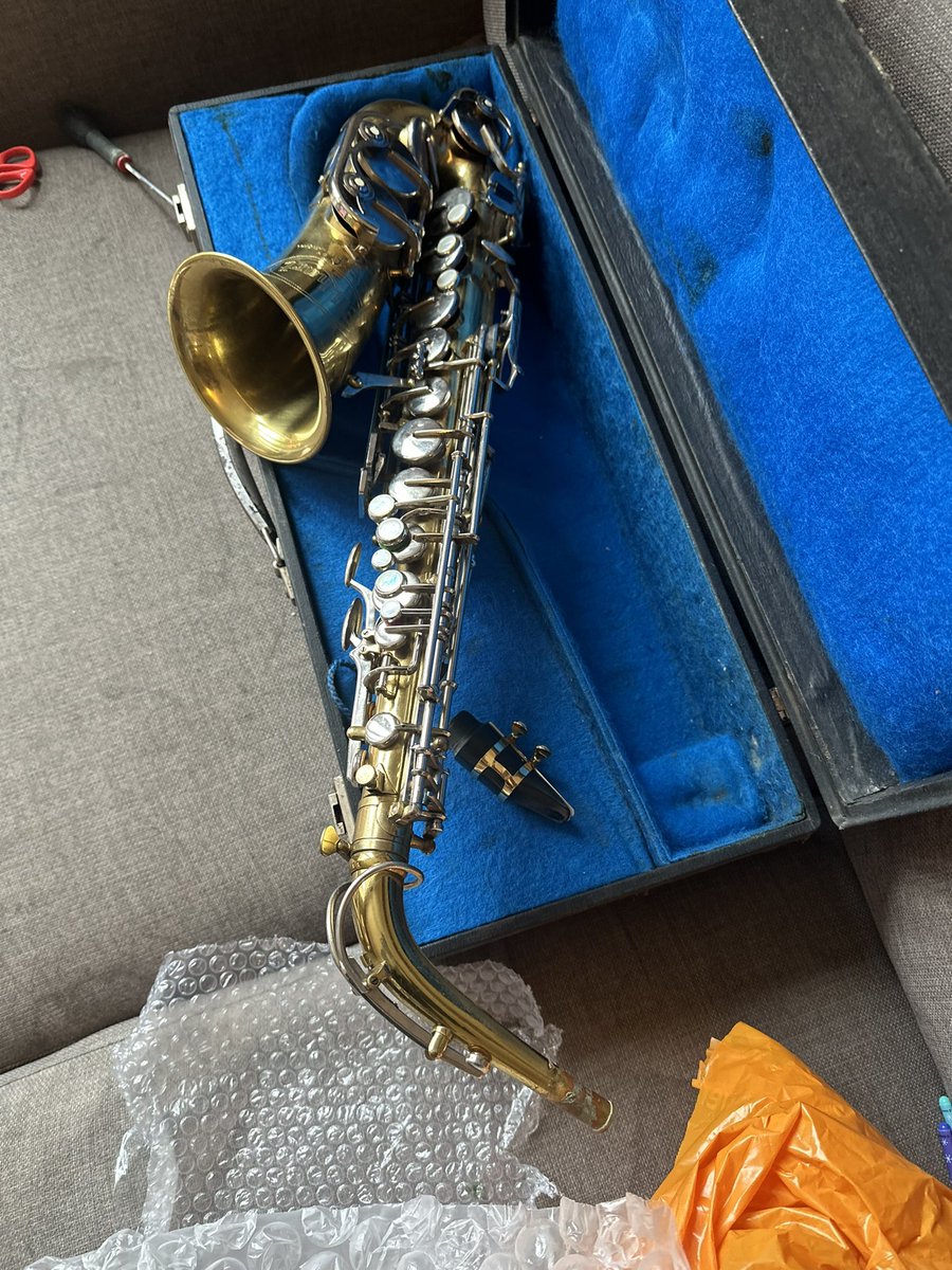 DocNayyar's tweet photo. Proud owner of a saxophone! 🎷 

Thanks eBay!

I’ve got no idea how to play it &amp; it looks like it needs some maintenance/repairs… 

…which I also have no idea about 🤔😳
#goodideaatthetime https://t.co/Acbu2Z3v5g